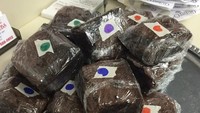 Ada yang suka brownies bagian tengah atau pinggir. Stiker warna ini menandakan dari bagian mana asal sebuah potongan brownies. Kreatif ya? Foto: Istimewa