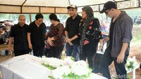 Meski haru, keluarga tampak tegar melepas kepergian Robby Sugara. Pool/Ismail/detikFoto.