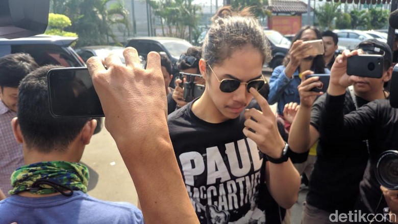 Berkacamata Hitam, El dan Dul Jenguk Ahmad Dhani di Rutan Cipinang Berkacamata Hitam, El dan Dul Jenguk Ahmad Dhani di Rutan Cipinang