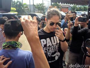 Berkacamata Hitam, El dan Dul Jenguk Ahmad Dhani di Rutan Cipinang