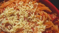 Malam-malam masak spaghetti dengan irisan sosis dan keju, anjing lucu ini tampak lapar dengan pasang wajah sedih agar diberikan makanan. Foto: Istimewa