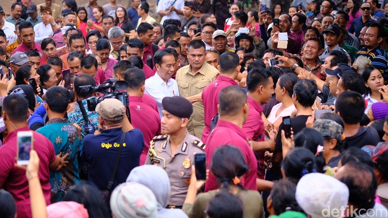 Saat Gerimis, Jokowi Tinjau Pasar Sukawati dan Belanja Buah