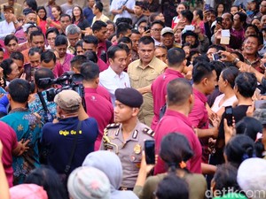Ladeni Permintaan Tanda Tangan, Jokowi Pinjam Punggung Ajudan