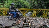 Namun sebagian warga tetap nekat melintasi Jembatan Bailey. Jembatan itu kerap dilalui warga Kota Tasikmalaya yang akan menuju ke Kabupaten Tasikmalaya dan Kabupaten Ciamis, maupun sebaliknya.