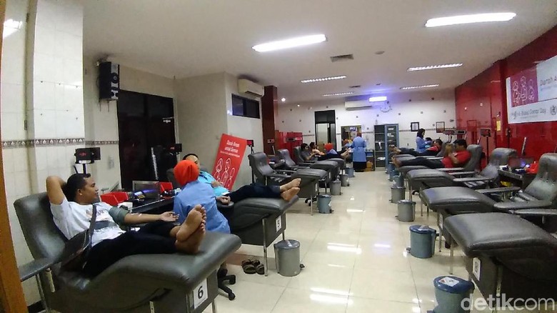 Hari Donor Darah Sedunia, Ratusan Pendonor Antre di PMI Surabaya Hari Donor Darah Sedunia, Ratusan Pendonor Antre di PMI Surabaya