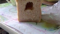Dari luar roti ini tampak biasa, tapi ketika dipotong, bagian dalam roti ini seperti orang yang tengah berteriak marah. Foto: Istimewa