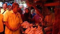 Blusukan ke pasar Bandar Lampung, politisi dari partai Golkar ini menyapa para pedagang. Sambil berkeliling, ia menanyakan stabilitas harga dan keluhan para pedagang. Foto: instagram @arinal_djunaidi