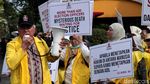 Aksi Massa Berompi Kuning Kawal Sidang Sengketa Pilpres
