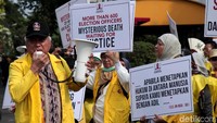 Massa datang untuk mengawal sidang perdana gugatan sengketa pilpres 2019 yang diselenggarakan di Mahkamah Konstitusi (MK).