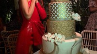 Olivia kelihatan bahagia banget dapat kejutan kue ulang tahun mewah. Bersusun hingga 5 tingkat, di bagian atasnya ada kembang api lho. Foto: Instagram oliviaculpo