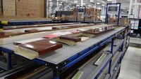 Panel kayu akan dipoles manual dan berulang hingga didapatkan hasil akhir yang sempurna. Lalu, kayu ini akan direkatkan ke bahan komposit yang kuat dan ringan (CNN)