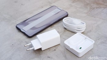 Aksesori yang diberikan Oppo cukup lengkap, ada casing, kabel data, charger, dan earphone. (Foto: Adi Fida Rahman/detikINET)