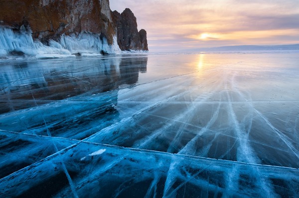 Menjadi salah satu dari danau terbersih dunia, Baikal menampung 20 air tawar dunia saat tidak beku. Kalau membeku, danau ini punya fakta menarik yang tak kalah menarik. (iStock)