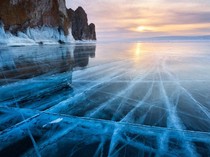 Danau Baikal Belum Dibuka, tapi Ribuan Wisatawan Terjebak di Sana