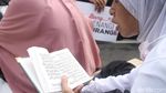 Massa Emak-emak Kompak Baca Alquran di Depan MK