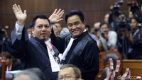 Tim hukum dari kedua pasangan capres-cawapres pun hadir di sidang perdana sengketa Pilpres 2019 tersebut. Yusril Ihza Mahendra bersama sejumlah tim hukum Joko Widodo-Maruf Amin hadir di sidang perdana tersebut.