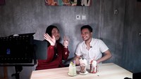 Wih, dihadapannya sudah ada 3 minuman bertopping royal dan enak. Rasanya manis! Foto: Instagram@fabananash