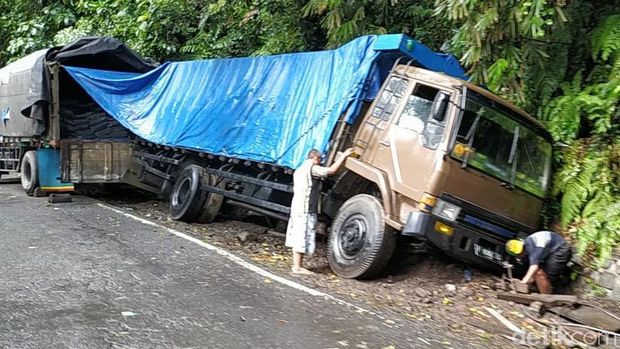 Truk terperosok di jalur gumitir/