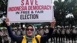 Aksi Massa Berompi Kuning Kawal Sidang Sengketa Pilpres