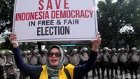 Massa membawa sejumlah spanduk berisi tuntutan terkait dengan penyelenggaraan Pilpres 2019.
