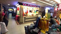 Suasana di Pasar Tanah Abang, Jakarta. Sejumlah pedagang kembali membuka tokonya usai libur lebaran. Meski begitu, masih banyak pula toko yang tutup karena pedagangnya belum usai berlibur.