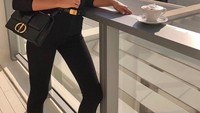 Penasaran gaya ngopi Olivia? Mantan pacar Nick Jonas ini tetap pamer pose keren kala menikmati kopi dengan pemandangan lautan. Foto: Instagram oliviaculpo
