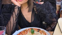 Hari terakhir di Milan rupanya Olivia sudah kangen pizza. Ini pose cantiknya saat hendak makan pizza. Foto: Instagram oliviaculpo