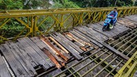 Seorang pengendara nekat melintasi Jembatan Bailey di Kampung Gobang, Kota Tasikmalaya, Jawa Barat, Jumat (14/6/2019).
