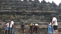 Aksi Pelajar Membersihkan Bebatuan di Candi Borobudur