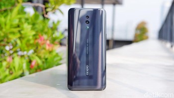 Bagian belakang pun turut dilapisi kaca Gorilla Glass. (Foto: Adi Fida Rahman/detikINET)