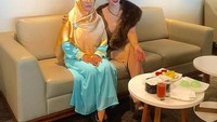 Kerap tampil glamor, Roro ternyata punya hubungan yang dekat dengan sang ibu. Ia sering menghabiskan waktu bersama, salah satunya bersantai sambil makan bersama. Foto: Instagram @roro.fitria1989