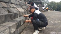 Lumut, ganggang bisa tumbuh karena faktor cuaca. Berhubung sedang musin hujan, maka aksi bersih-bersih pun dilakukan demi keinahan candi. (Eko Susanto/detikcom)