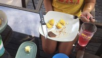 Tak dapat makanan, anjing kecil ini pilih duduk di bawah meja kaca dengan wajah memelasnya, agar sang pemilik mau memberikannya potongan daging steak. Foto: Istimewa