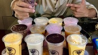 Hayooo! Jangan salah fokus ya. Ini pose Thomas di depan hamparan Thai tea. Ada yang bisa tebak rasa favoritnya? Foto: Instagram thomasdjorghi