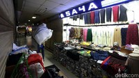 Hendro mengatakan, apabila ada kerusuhan para pedagang akan mengikuti arahan pengelola gedung, baik untuk tutup maupun operasional seperti biasa. Namun, sejauh ini kegiatan berdagangnya masih seperti biasa.