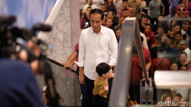 Jokowi berkeliling Trans Studio Mall Bali bersama cucunya, Jan Ethes