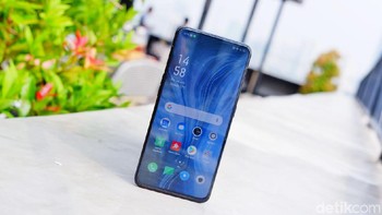 Oppo Reno punya layar OLED 6,4 inch Full HD+ dan terlindungi Gorilla Glass 6. (Foto: Adi Fida Rahman/detikINET)