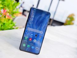 Unboxing Oppo Reno, Si Penggoda di Kelas Menengah