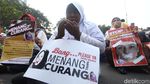 Massa Kawal Sidang Sengketa Pilpres 2019 Orasi di Patung Kuda