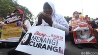 Doa-doa juga dipanjatkan para massa aksi.