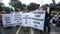 Dalam aksinya, mereka membawa sejumlah atribut.
