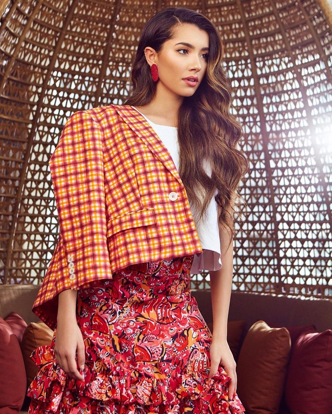 Netizen merasa Amelia Thripura Henderson tidak pantas meraih penghargaan Model of the Year mewakili Malaysia. youre not malay, The malaysian people should stand up to foreigners like you. so you may be pretty, but you dont represent malay people. Maybe some higher echlons people is paying you to say this for social engineering. put it this way........YOU ARE NOT MALAY, demikian bunyi salah satu hujatan netizen pada model 23 tahun itu. Foto: Instagram @ameliath