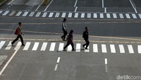 Sejumlah warga terlihat melintas zebra cross di kawasan Tahmrin.