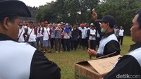 Sebelum melakukan aksi bersih-bersih, para peserta terlebih dahulu mendapatkan pengarahan tata cara membersihkan bebatuan candi.   (Eko Susanto/detikcom)