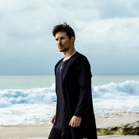 Hal tersebut bisa dilihat dari akun Instagram-nya. Pavel bahkan memakai setelan dan outerwear serba hitam di padang pasir hingga pantai.Foto: Instagram @durov