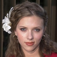 Riasan wajahnya kala remaja terbilang masih simpel. Ia hanya memoles matanya dengan eyeshadow cokelat, blush on tipis di pipi dan lipgloss warna terakota. Foto: Vince Bucci/Getty Images