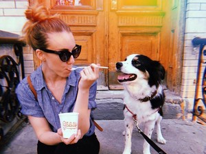 Unik! Di Kafe Ini, Pemilik dan Anjing Peliharaan Bisa Makan Es Krim Bareng