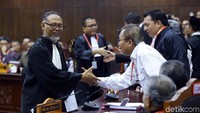 Ketua tim kuasa hukum Prabowo-Sandiaga Uno, Bambang Widjojanto, turut hadir di sidang perdana tersebut.