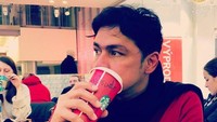 Travelling ke berbagai negara merupakan hobi Thomas. Pria yang dikabarkan pernah naksir Cut Tary ini pilih minum kopi saat di Vienna, Austria. Foto: Instagram thomasdjorghi
