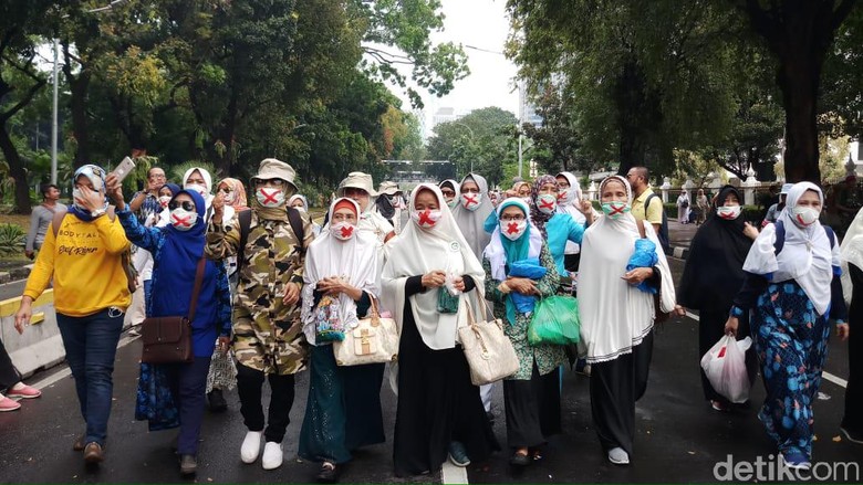 Usai Salat Jumat, Massa Emak-emak Bermasker Berdemo Kawal Sidang MK Usai Salat Jumat, Massa Emak-emak Bermasker Berdemo Kawal Sidang MK